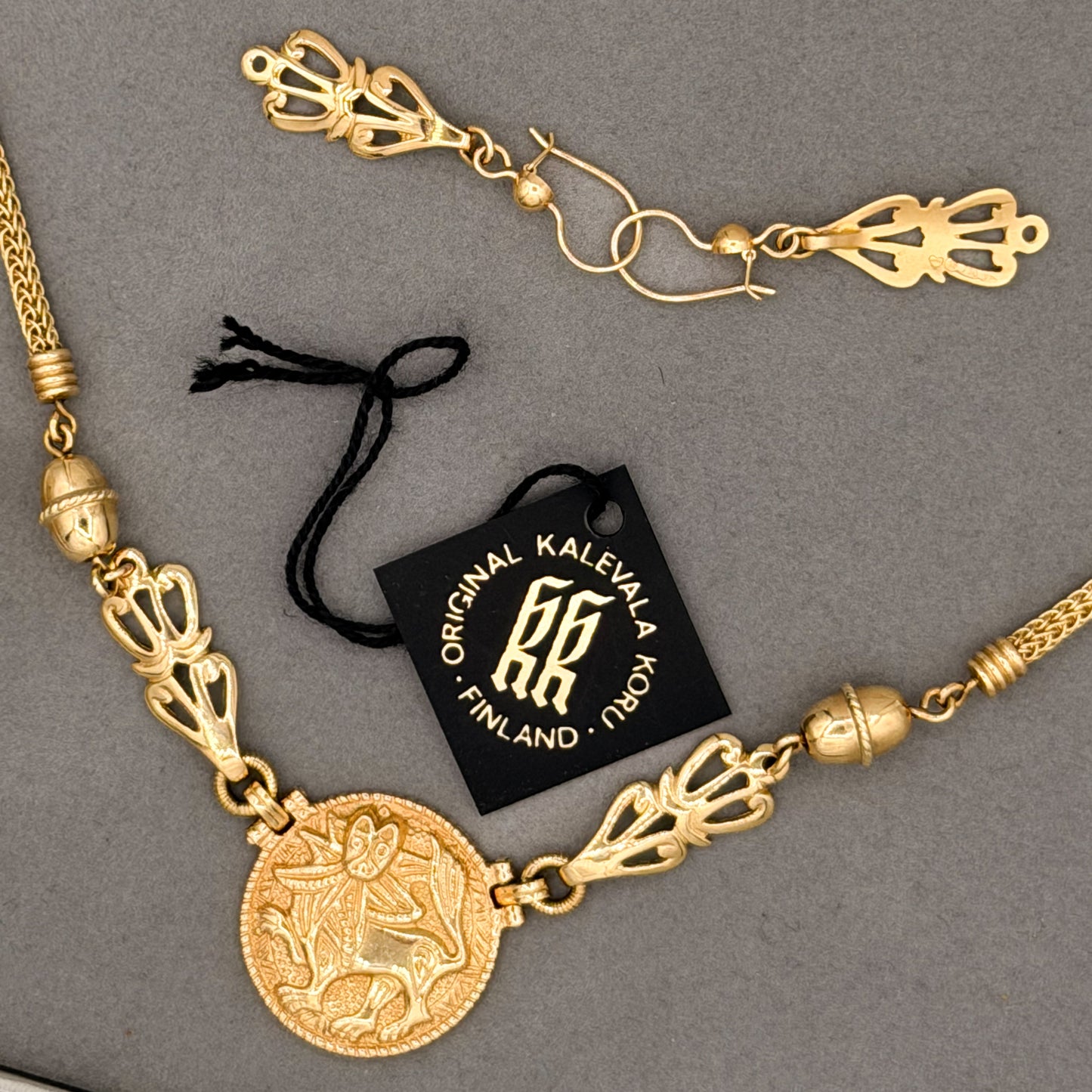 Kalevala Koru Aurinkoleijona -setti 18K (riipus ja korvakorut)