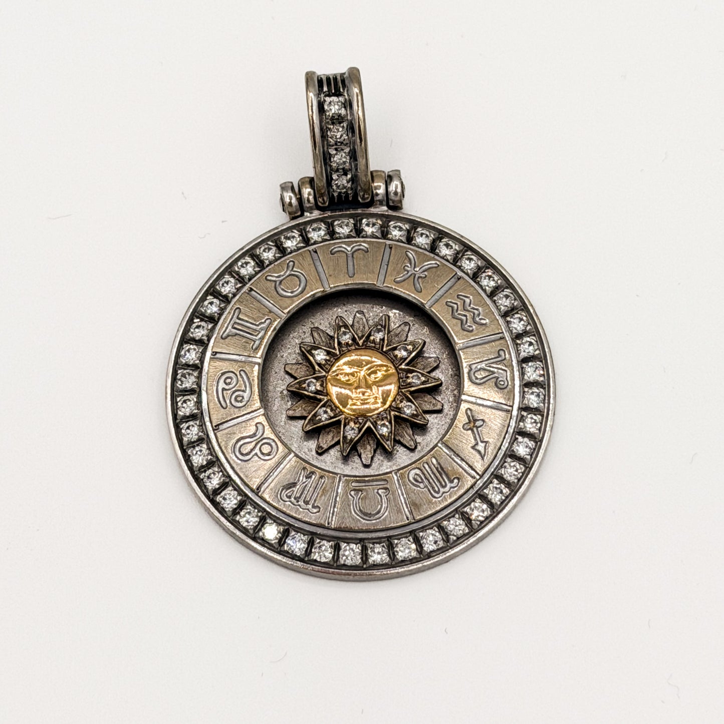 18K valkokultainen horoskooppiriipus