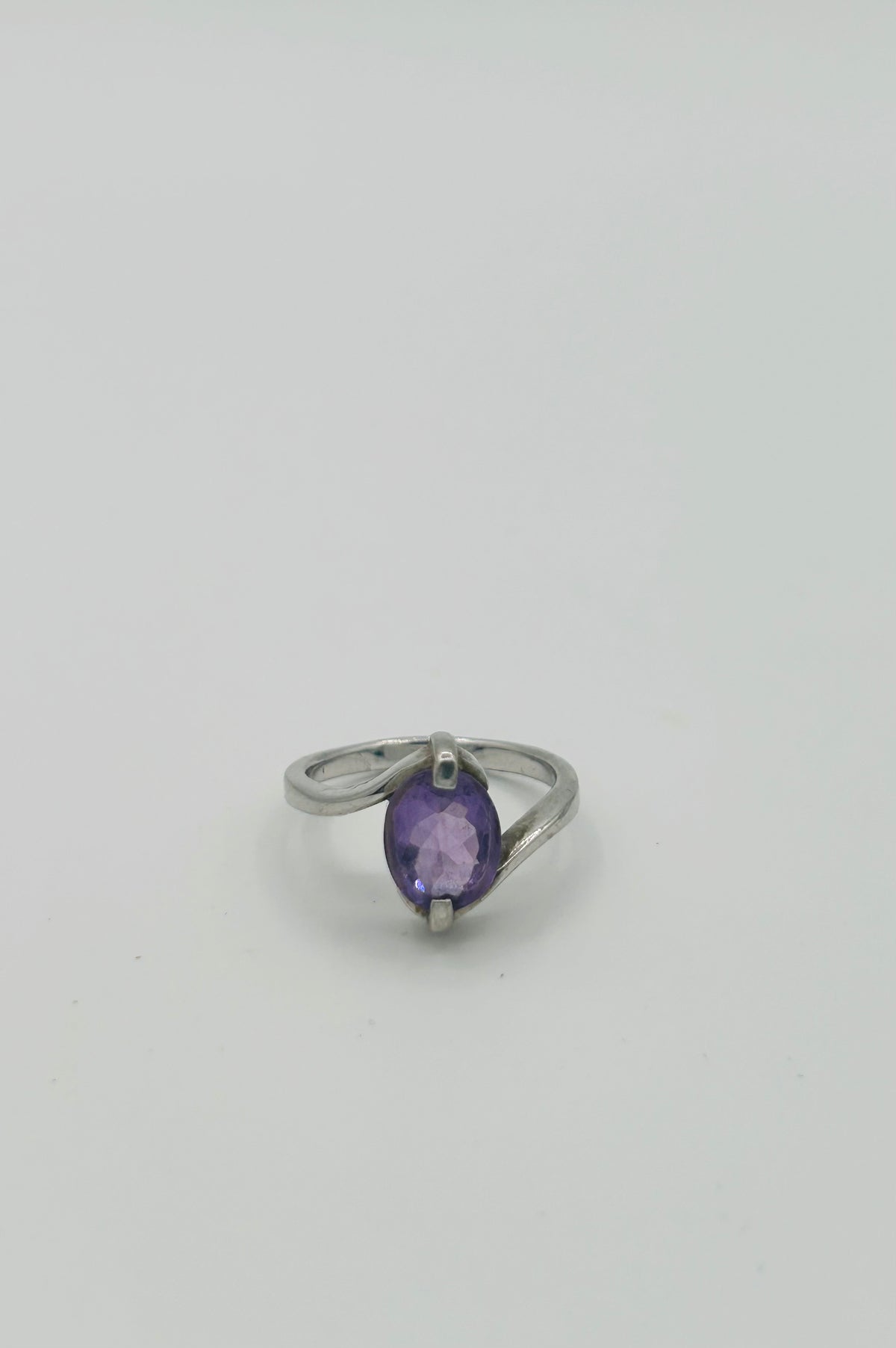 Violetti zirkonisormus