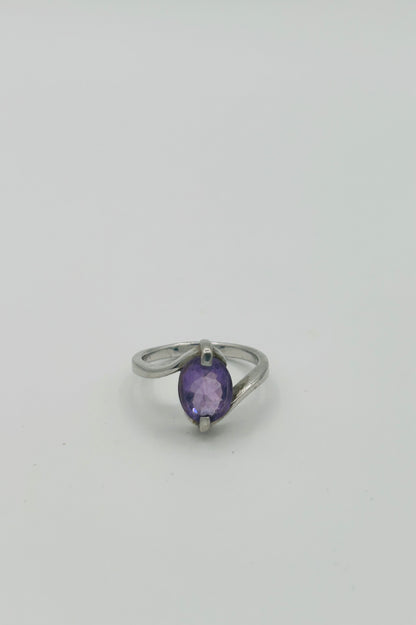 Violetti zirkonisormus