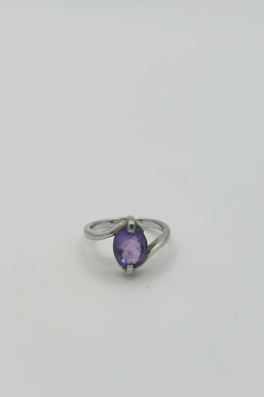 Violetti zirkonisormus